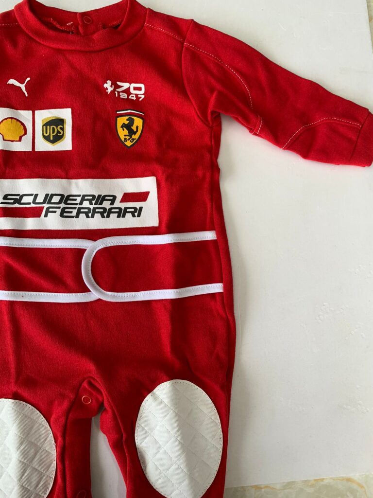 Macacão Ferrari formula 1 para bebe detalhes