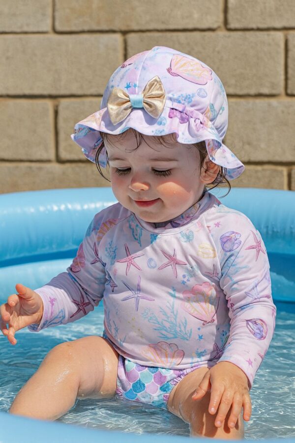 conjunto moda praia menina com proteção solar uv50 e estampa escamas e fundo do mar