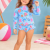 Menina com chapéu de praia estampado e laço (1)