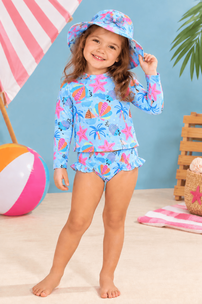 Menina com chapéu de praia estampado e laço (1)
